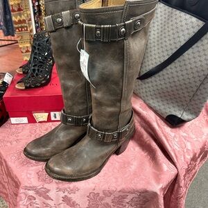 ISO frye carmen boots